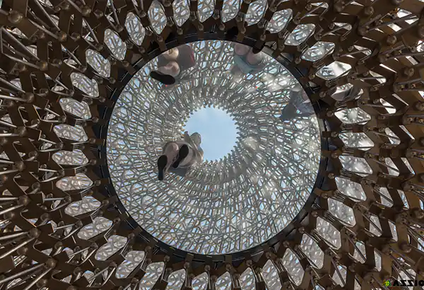 Runde architektonische Lichtstruktur mit Blick nach oben